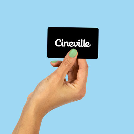 Hand houdt een Cineville-abonnementkaart vast, tegen een lichtblauwe achtergrond.