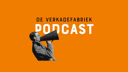 Logo van de podcast 'De Verkadefabriek' met een man met een megafoon op een oranje achtergrond.
