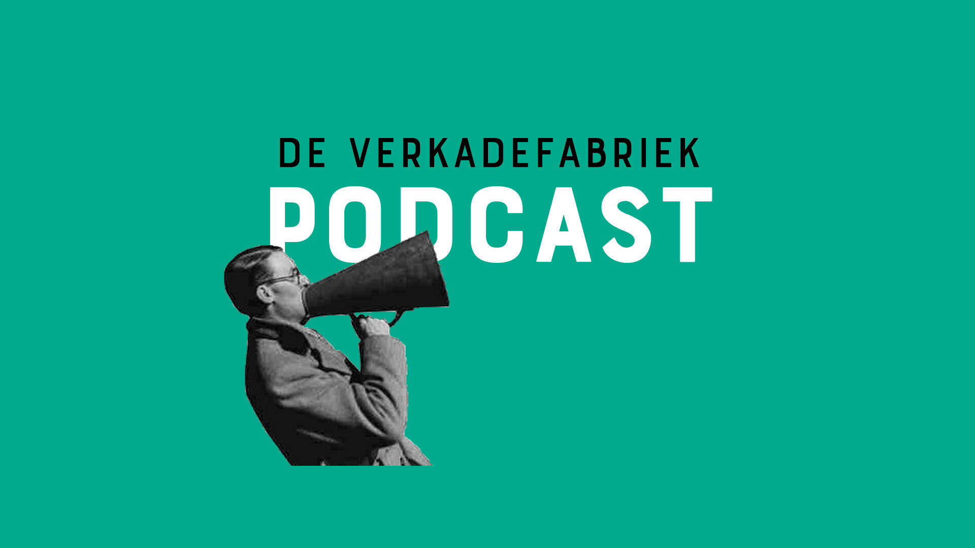 Logo van de podcast "De Verkadefabriek" met een man die in een megaphone spreekt op een groene achtergrond.
