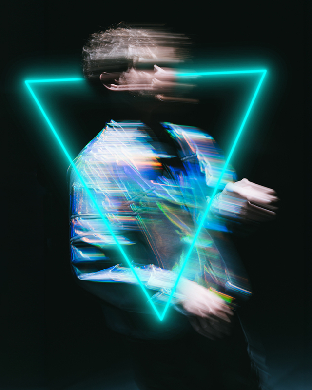 Bewegende persoon in een shirt met een neon driehoek om hen heen, wat een dynamisch en modern effect creëert.