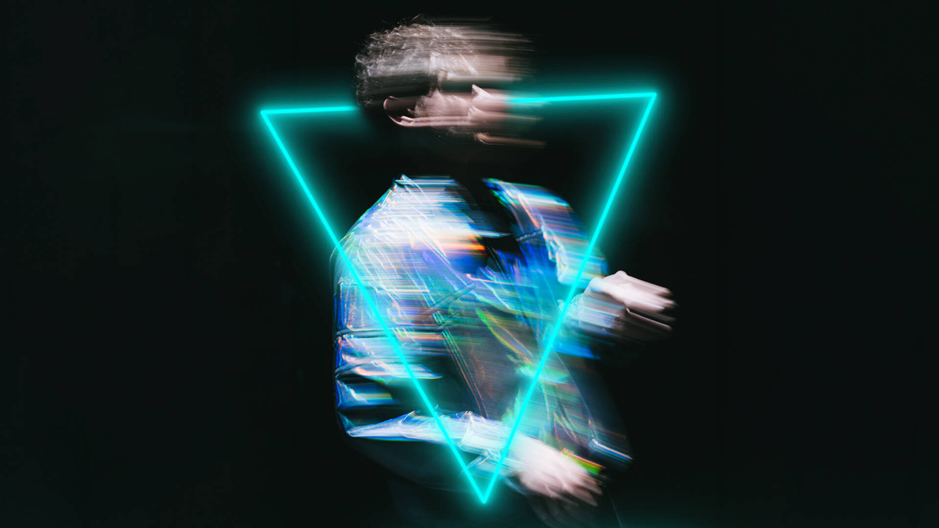 Bewegende persoon in een blauwe outfit, omringd door een glowing driehoekige afbeelding op een donkere achtergrond.
