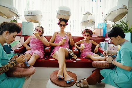Groep mensen in een nagelsalon, genietend van een manicure en pedicure, in een ontspannen omgeving met vrolijke kleuren.