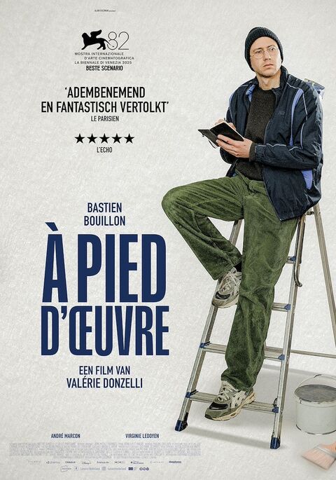 Filmposter van "À Pied d'Oeuvre" met een man op een ladder, in casual kleding, posterslogan en beoordelingssterren.