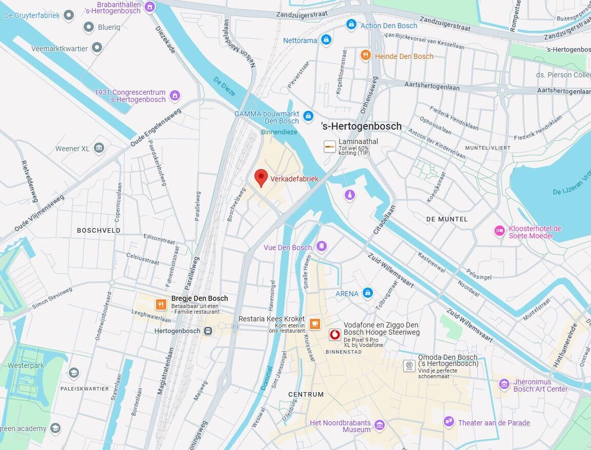 Kaart met een gemarkeerde locatie, omringd door wegen en water, met diverse icoontjes voor nabijgelegen voorzieningen.