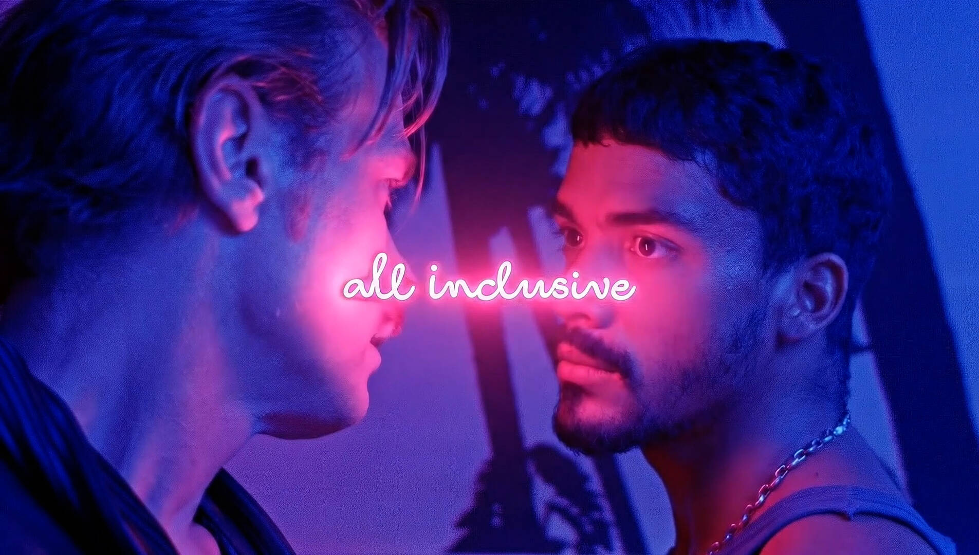 Twee mannen kijken naar elkaar met een neon-achtige tekst "de inclusivo" in het midden van de afbeelding.