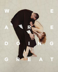 Een man en vrouw in een dynamische pose, met de tekst "WE ARE DOING GREAT" op de achtergrond.