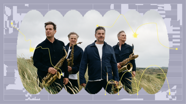 Een muziekensemble bestaande uit vier mannen met saxofoons, staand in een veld met gras onder een bewolkte lucht.