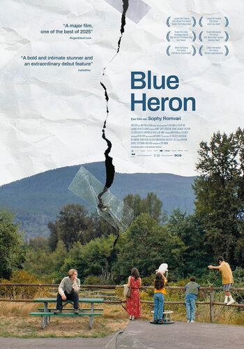 Filmcover voor "Blue Heron" met mensen in een park en een berglandschap op de achtergrond. Bewerkt met scheur effect.