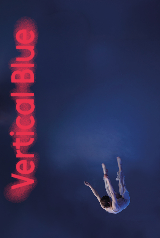 Een persoon valt door de lucht in een blauwe omgeving, vergezeld van de tekst "Vertical Blue".