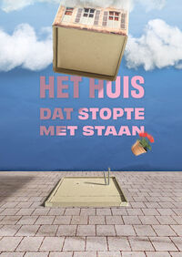 Een zwevend huis boven een platform, met de tekst "Het huis dat stopte met staan" op een blauwe achtergrond.