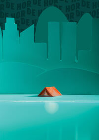 Een oranje tent ligt op een turquoise wateroppervlak, omringd door silhouetten van gebouwen.