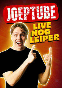 Jongeman met een enthousiaste houding, wijzend, met tekst "JoepTube Live nog leiper" op een kleurrachte achtergrond.