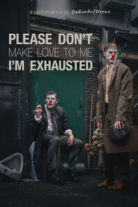 Twee clowns met make-up in een urban omgeving, de tekst "Please don't make love to me, I'm exhausted" op de achtergrond.