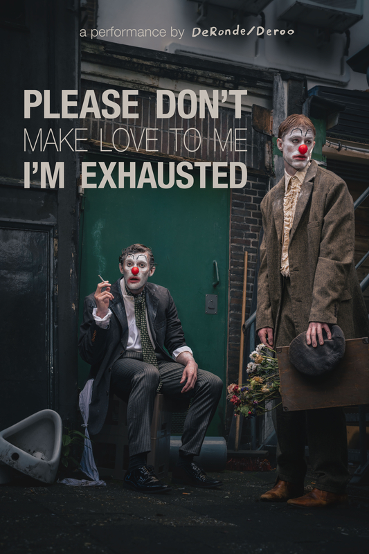 Twee clowns met make-up in een urban omgeving, de tekst "Please don't make love to me, I'm exhausted" op de achtergrond.
