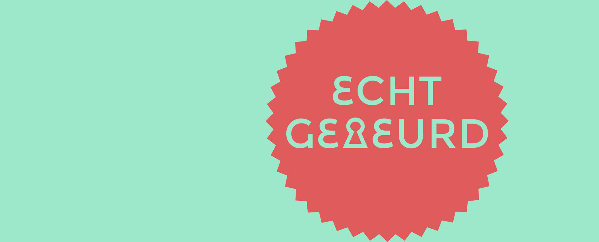 Ronde, rode badge met de tekst "Echt Gebeurd" in witte letters op een mintgroene achtergrond.