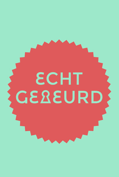 Ronde badge met de tekst "ECHT GEBEURD" in het midden, op een mintgroene achtergrond.