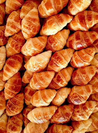 Stapels gouden croissants, perfect gebakken met een mooie, luchtige textuur.