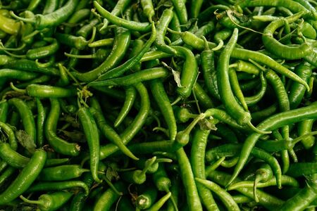 Een close-up van verse, groene chilipepers.