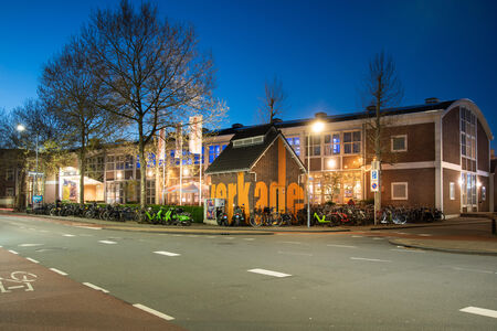 Gebouw met kleurrijke letters die 'verkade' vormen