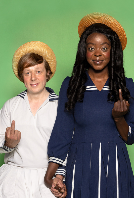 Twee mensen in retro kleding staan hand in hand voor een groene achtergrond en tonen met hun andere hand een gebaar van onvrede.