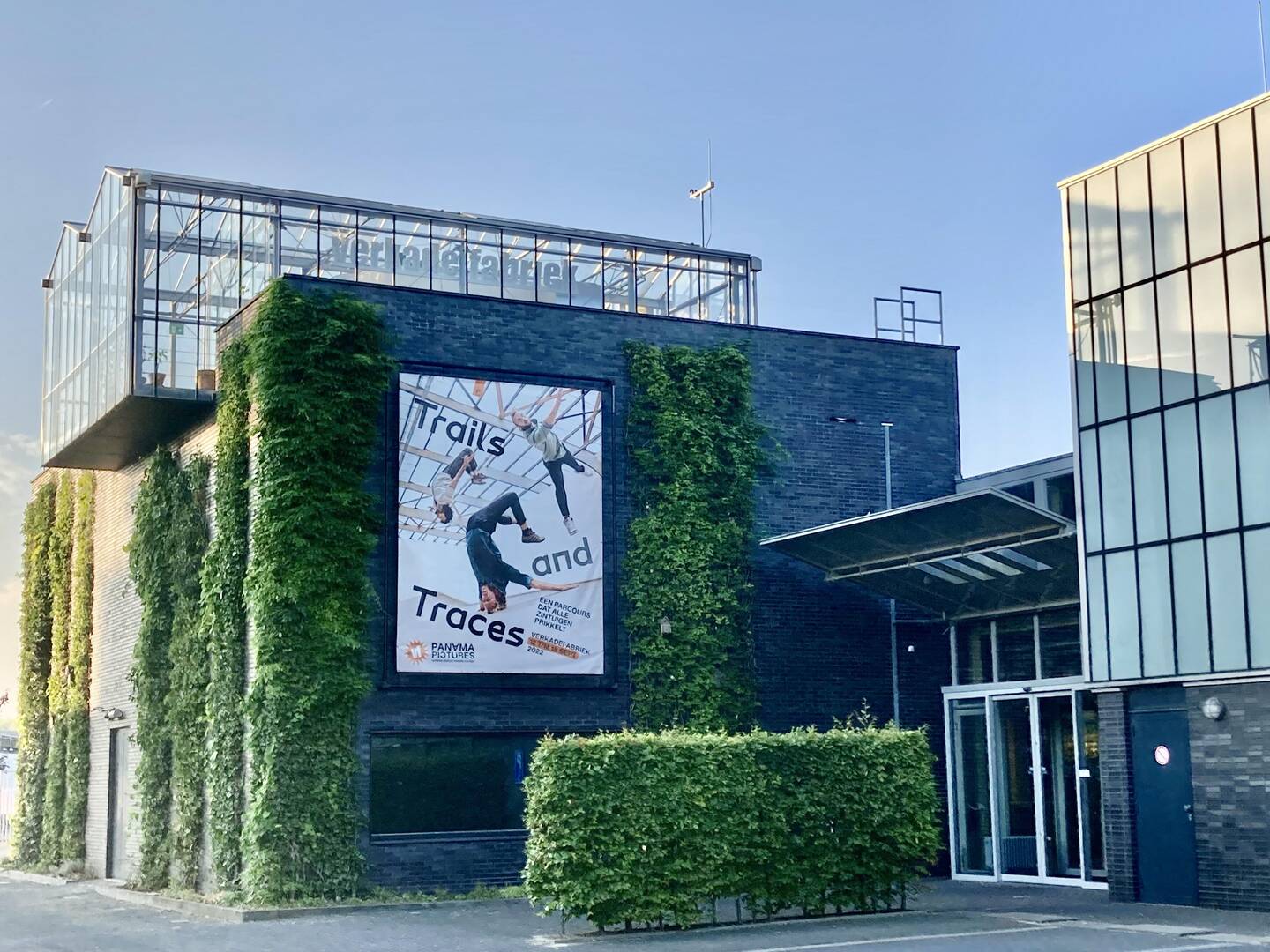 Achteringang Verkadefabriek met geveldoek