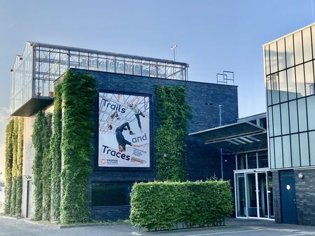 Achteringang Verkadefabriek met geveldoek
