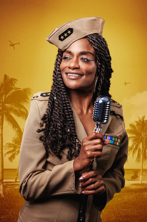 Een vrouw in een militaire uniform poseert met een vintage microfoon, tegen een achtergrond van palmbomen en een oranje lucht.