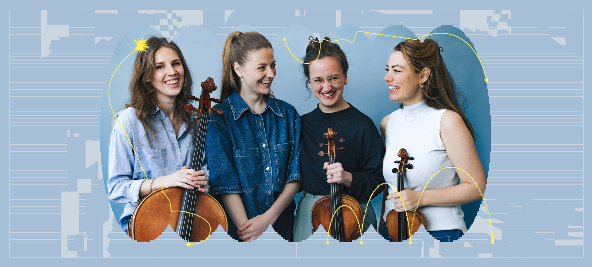 Vier jonge vrouwen met strijkinstrumenten lachen en kijken elkaar aan, tegen een lichte achtergrond.