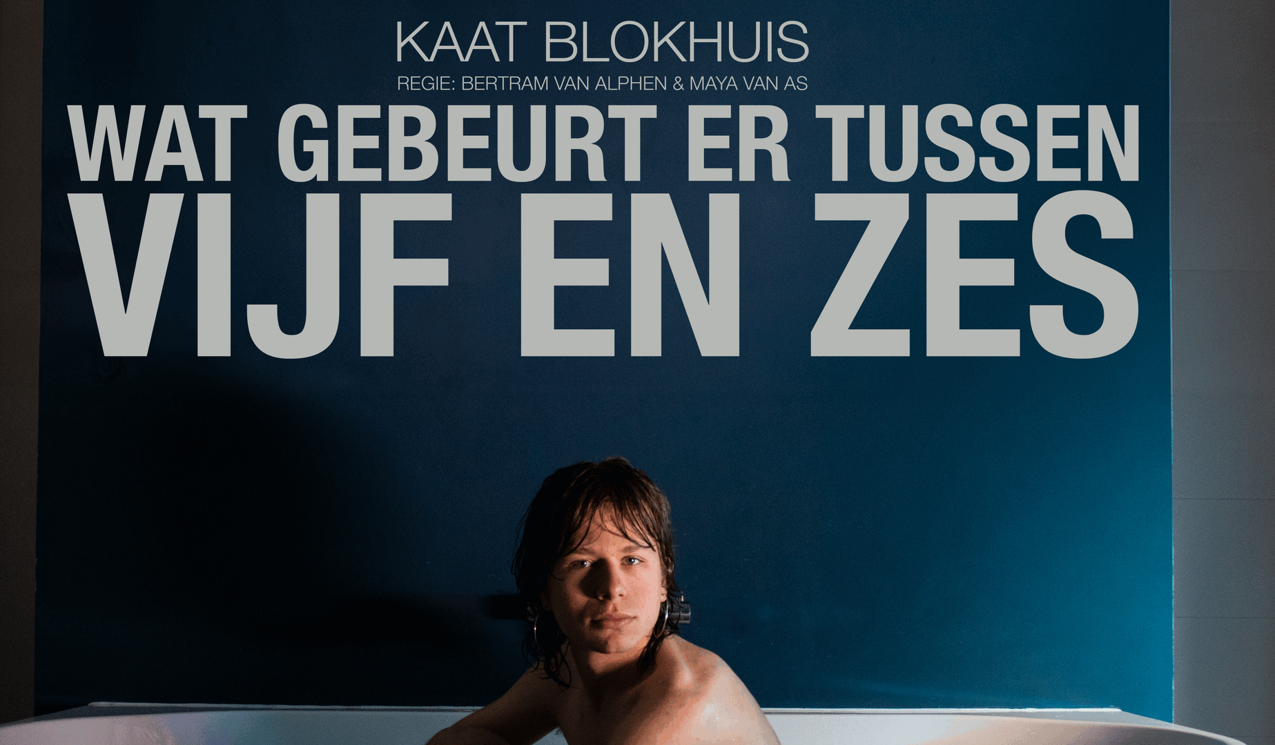 Kaat Blokhuis in een badkuip, met de tekst "Wat gebeurt er tussen vijf en zes" op de achtergrond.