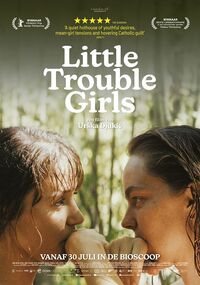 Filmposter voor "Little Trouble Girls" met twee jonge vrouwen die elkaar aanstaren in een natuurlijke omgeving.