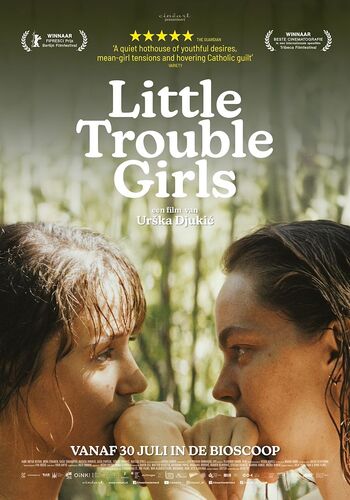 Filmposter voor "Little Trouble Girls" met twee jonge vrouwen die elkaar aanstaren in een natuurlijke omgeving.