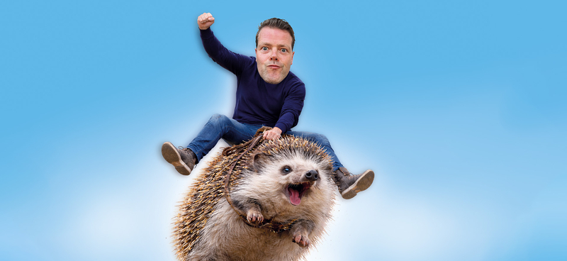 Een man met een groot hoofd rijdt op een schattige egel tegen een blauwe achtergrond.