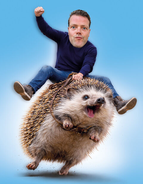 Een persoon met een groot hoofd zit op een vrolijke egel met een blauwe achtergrond.