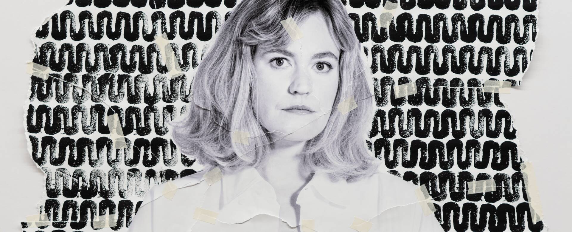 Zwart-wit afbeelding van een vrouw met lichte krullen, voor een achtergrond van digitale cijfers.