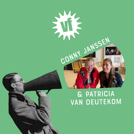 Afbeelding van een man met een megafoon naast foto's van Conny Janssen en Patricia van Deutekom op een groene achtergrond.
