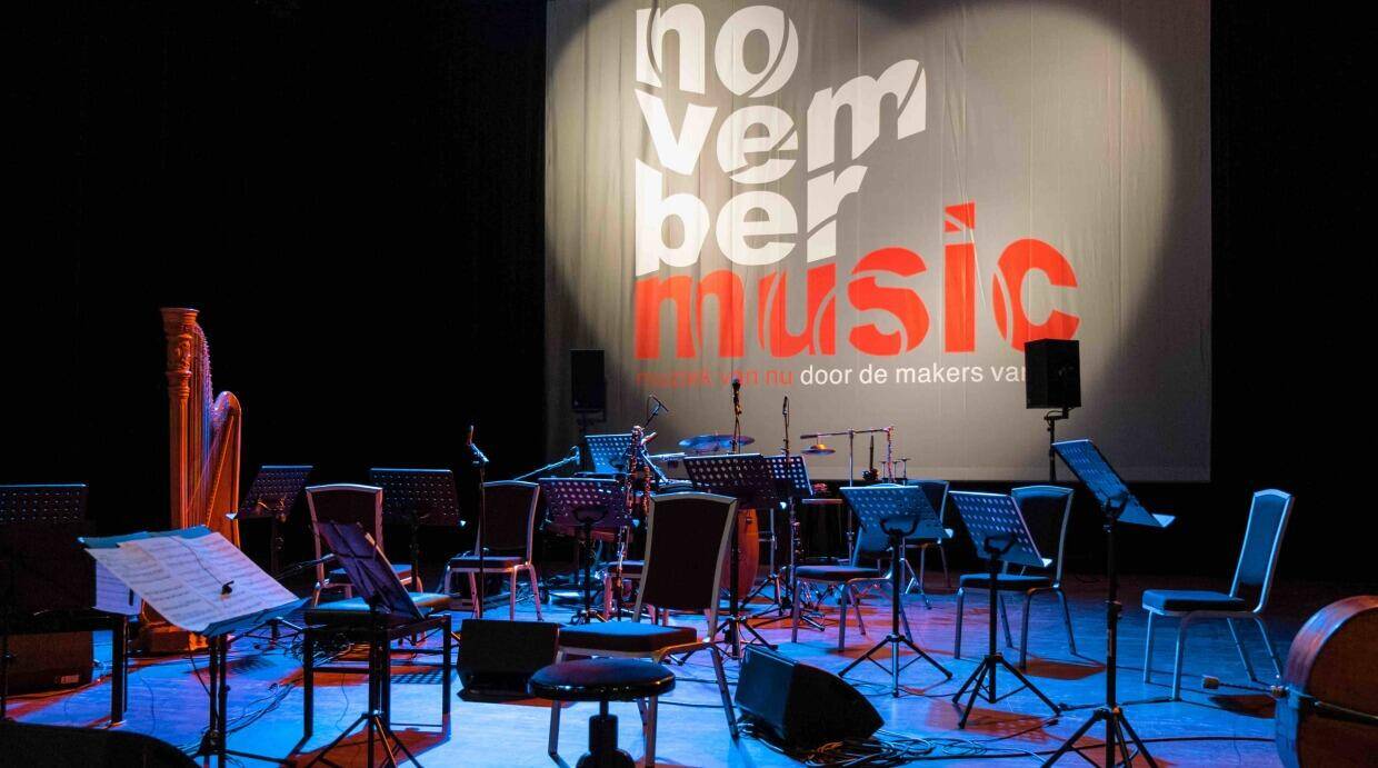 Podium met op de achtergrond banner van November music