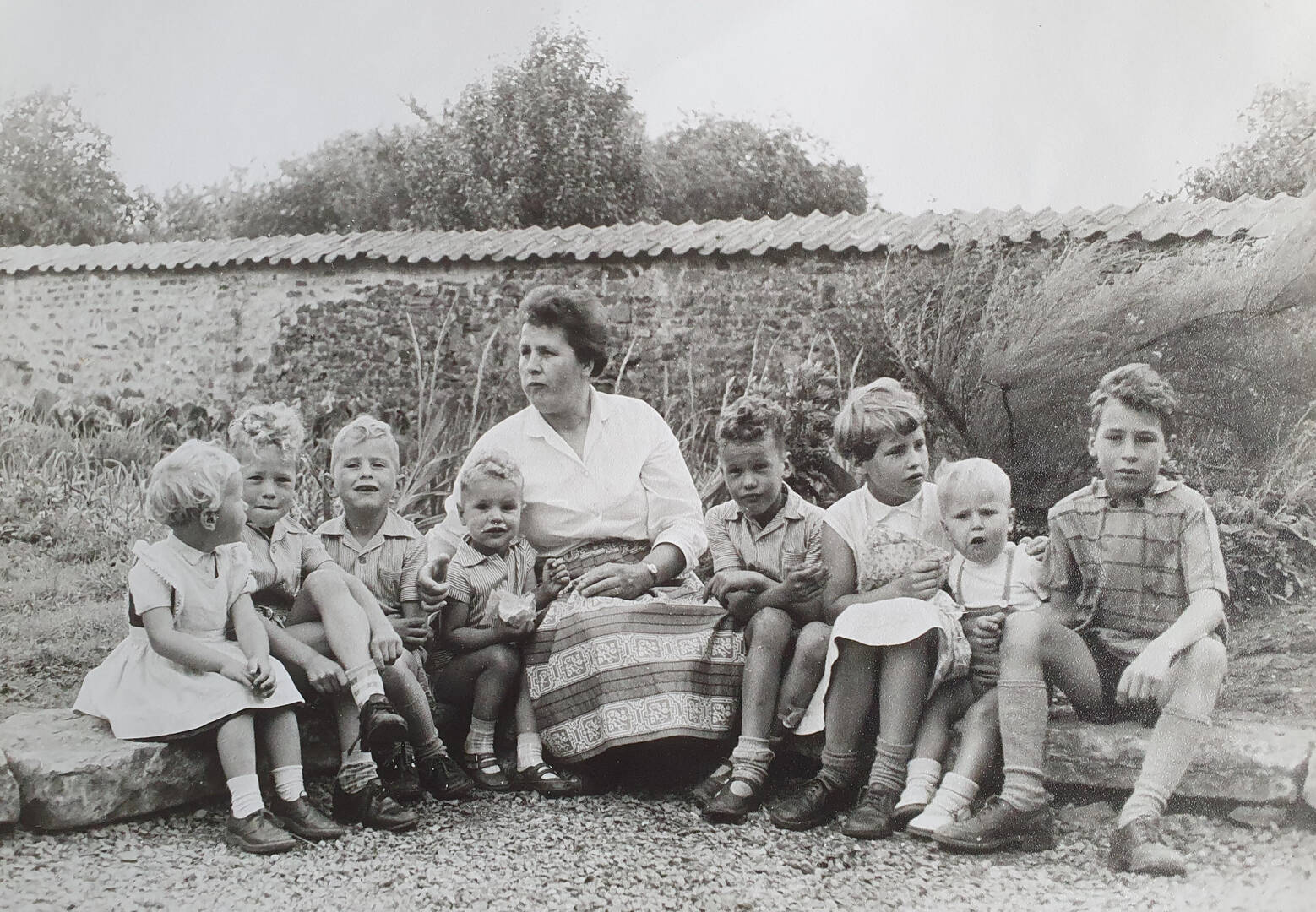 Zwart wit foto van moeder met kinderen