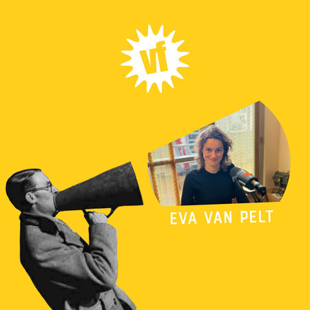 Man met een megaphone en een afbeelding van Eva Van Pelt op een gele achtergrond.