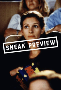 Vrouw zit in een filmzaal en kijkt aandachtig naar het scherm; tekst overlay "SNEAK PREVIEW".