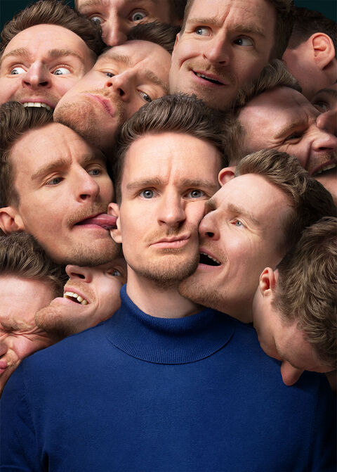 Een man met verschillende gezichten die emoties uitdrukt, omringd door andere gezichten van hemzelf.