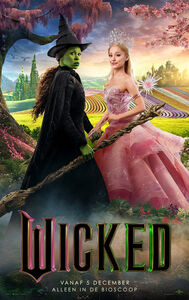 Promotieposter van de musical "Wicked" met de Groene Heks en Glinda, achtergrond van een kleurrijk landschap.